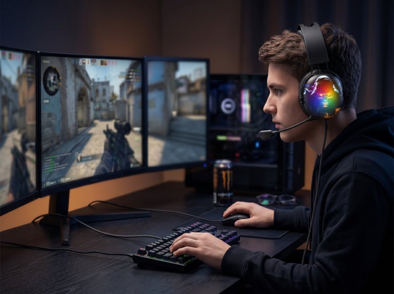 سماعة رأس للألعاب CM7001 باللون الأسود مع إضاءة RGB مذهلة وميكروفون قابل للطي، مثالية للاعبين والبث المباشر - Image 3