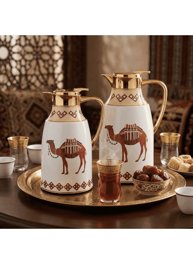 السيف غاليري طقم ترمس سفر عربي فاخر (1.3 لتر و1 لتر) - ترمس مزدوج الجدار معزول بتفريغ الهواء مع زجاج داخلي وفولاذ خارجي، طقم إبريق قهوة وشاي معزول (ذهبي وأبيض، قطعتان) - Image 1