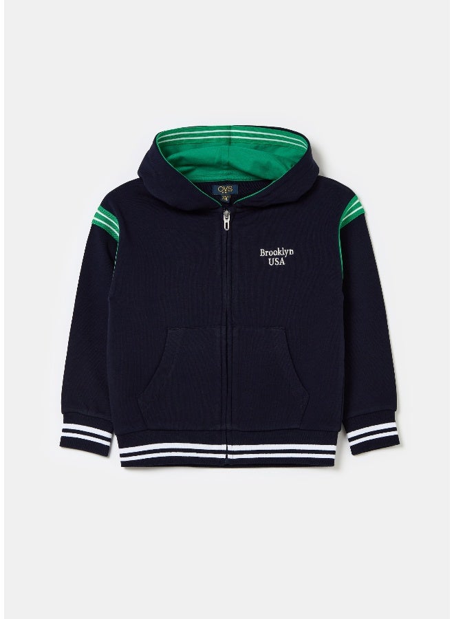 او في اس سترة بسحاب مطبوعة بشعار الجامعة وحواف مخططة - Image 1