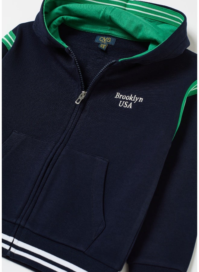 او في اس سترة بسحاب مطبوعة بشعار الجامعة وحواف مخططة - Image 3