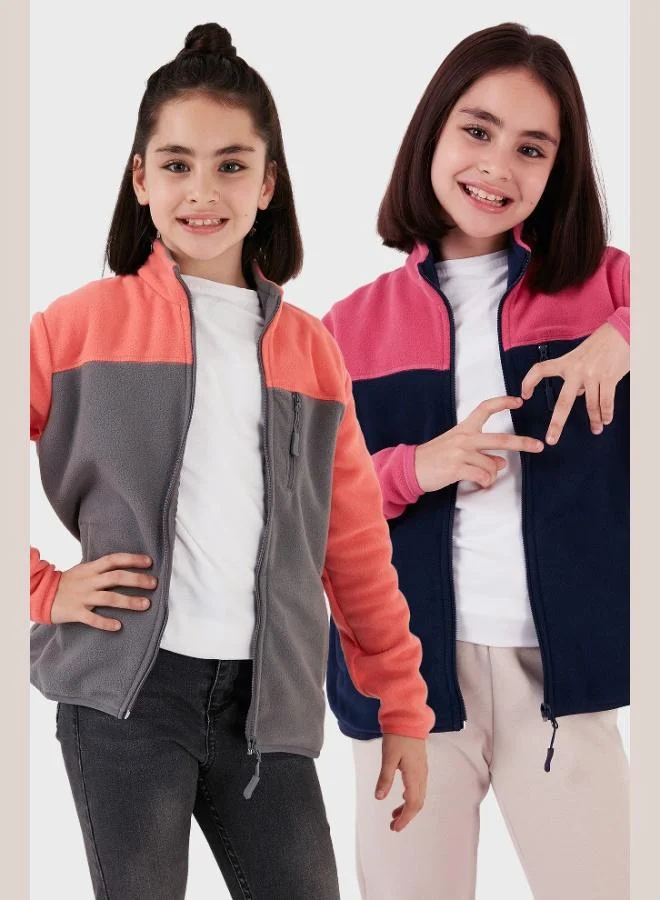 ليلا كارديجان قطبي للأطفال من ليلا بنسيج ناعم وياقة واقفة وجيوب بسحاب وتصميم كتل ألوان عبوة من قطعتين