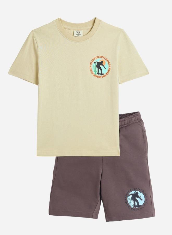 فكتور اند جين طقم تي شيرت وشورت بطبعة جرافيك قطنية للأولاد من فيكتور آند جين - Image 1