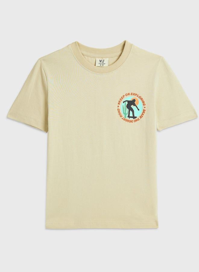 فكتور اند جين طقم تي شيرت وشورت بطبعة جرافيك قطنية للأولاد من فيكتور آند جين - Image 2