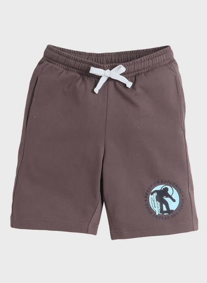 فكتور اند جين طقم تي شيرت وشورت بطبعة جرافيك قطنية للأولاد من فيكتور آند جين - Image 4