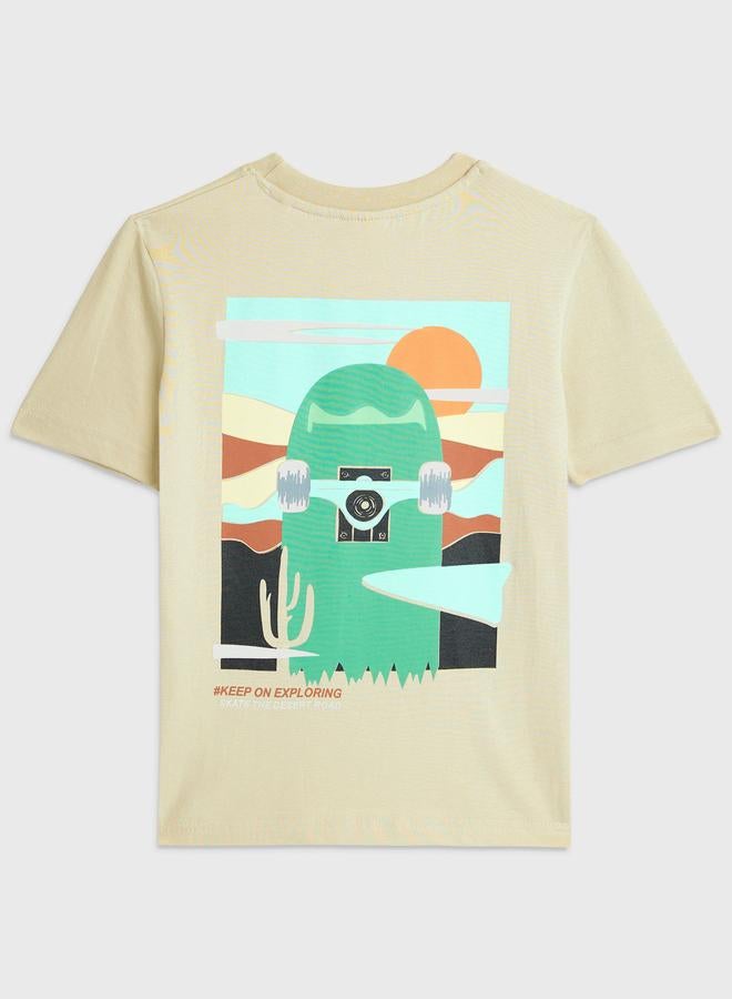 فكتور اند جين طقم تي شيرت وشورت بطبعة جرافيك قطنية للأولاد من فيكتور آند جين - Image 3