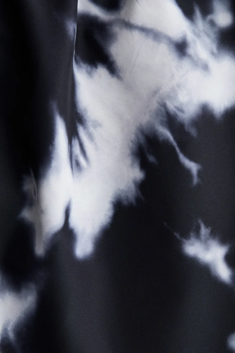 اتش اند ام شورت سباحة مزين بطبعة