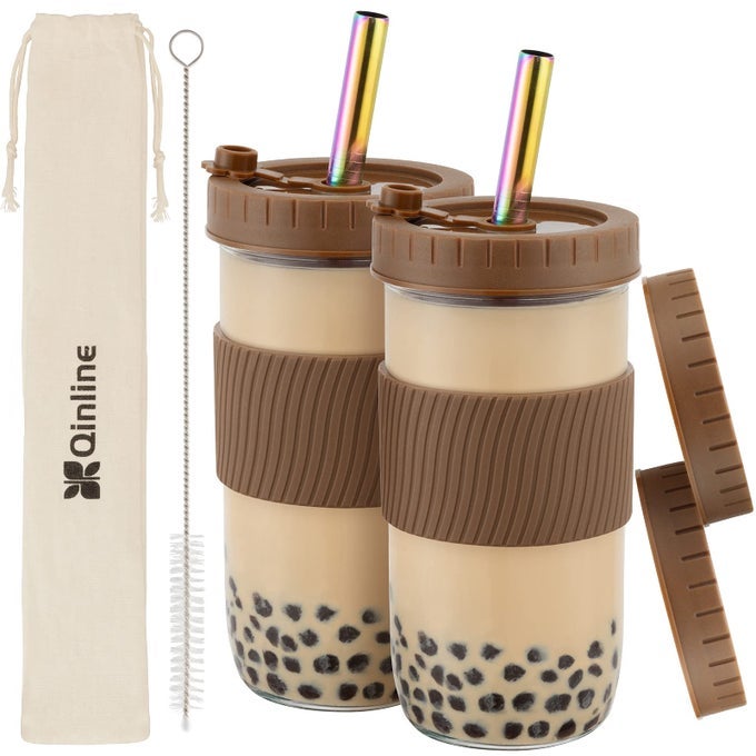 REUSABLE GLASS MASON JARS CUPS WITH LIDS AND STRAWS SILICONE SLEEVES 2 PACK 24OZ WIDE MOUTH SMOOTHIE CUPS GLASS BUBBLE TEA CUP LEAKPROOF DRINKING GLASSES TRAVEL TUMBLER FOR LARGE PEARL BIRTHDAY GIFTS