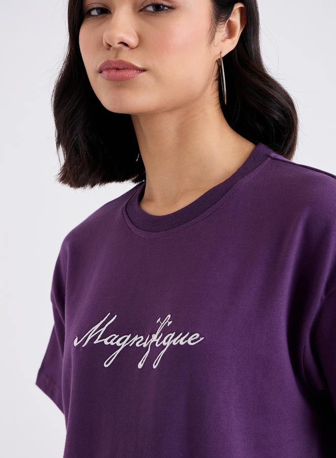 ستايلي تيشيرت بقصة بوكسي وتفاصيل مُطرزة - Image 3