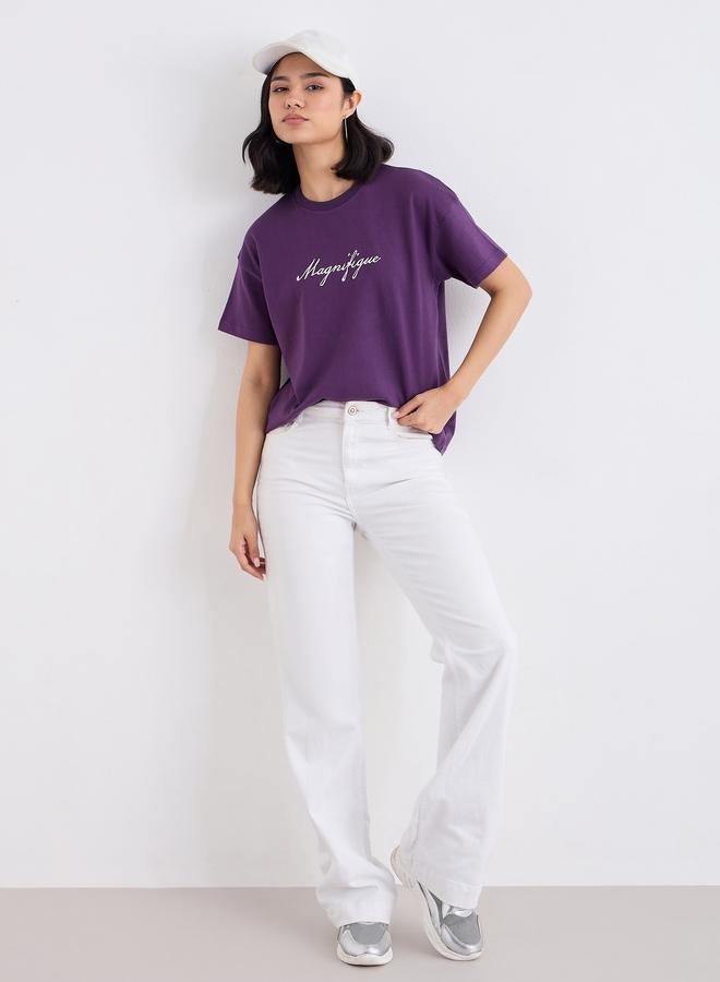 ستايلي تيشيرت بقصة بوكسي وتفاصيل مُطرزة - Image 2