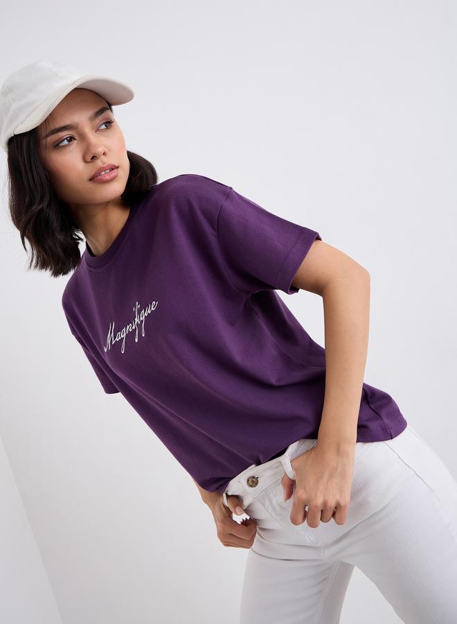 ستايلي تيشيرت بقصة بوكسي وتفاصيل مُطرزة - Image 5