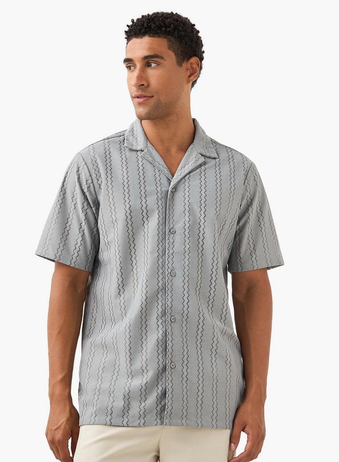 سبلاش فيڤ قميص بقصة عادية بياقة كامب وأكمام قصيرة بنقش دانتيل - Image 1