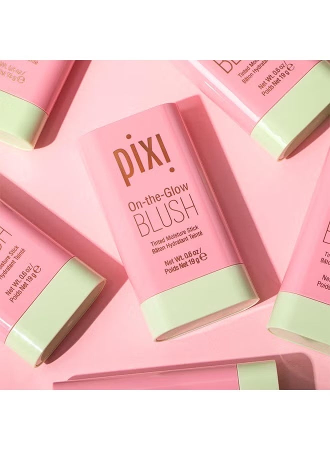 بيكسي بلاشر On-the-Glow بدرجة Fleur هو ستيك ترطيب ملوّن متعدد الاستخدامات يمنح الخدود والشفاه لونًا ورديًا ناعمًا مع ترطيب فوري. تركيبته الغنية بالجنسنغ، الألوفيرا، ومستخلصات الفواكه تساعد على تغذية البشرة وتهدئتها، بينما ينساب القوام الكريمي بسلاسة ليمنح لمسة إشراقة صحية ولمعانًا نديًا طبيعيًا دون ثقل. - Image 5