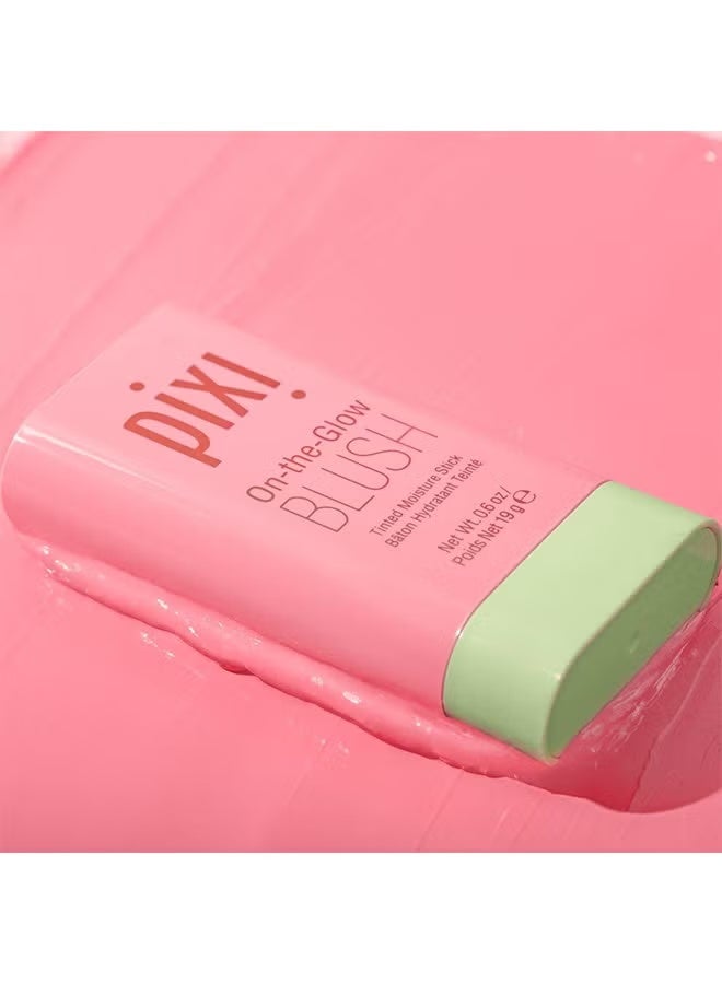 بيكسي بلاشر On-the-Glow بدرجة Fleur هو ستيك ترطيب ملوّن متعدد الاستخدامات يمنح الخدود والشفاه لونًا ورديًا ناعمًا مع ترطيب فوري. تركيبته الغنية بالجنسنغ، الألوفيرا، ومستخلصات الفواكه تساعد على تغذية البشرة وتهدئتها، بينما ينساب القوام الكريمي بسلاسة ليمنح لمسة إشراقة صحية ولمعانًا نديًا طبيعيًا دون ثقل. - Image 2