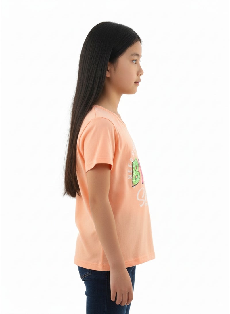 جوانا تي شيرت فتيات برقبة دائرية وأكمام قصيرة بطبعة "أحتاج إلى مساحة أكبر، وداعاً! متزلجة للتزلج في أي مكان" - برتقالي - Image 2