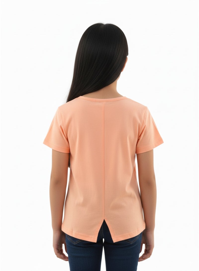 جوانا تي شيرت فتيات برقبة دائرية وأكمام قصيرة بطبعة "أحتاج إلى مساحة أكبر، وداعاً! متزلجة للتزلج في أي مكان" - برتقالي - Image 3