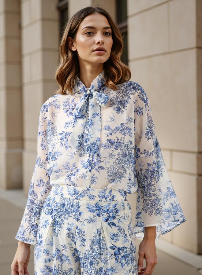 ايكونيك قميص بطبعة زهور أيقونية بياقة فيونكة وأكمام الجرس - Image 1