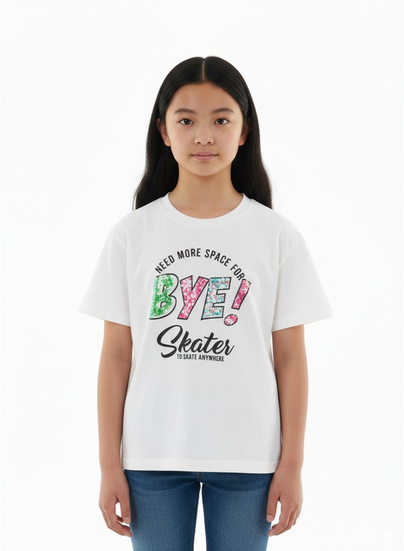 جوانا تي شيرت فتيات برقبة دائرية وأكمام قصيرة بطبعة "أحتاج إلى مساحة أكبر، وداعاً! متزلجة للتزلج في أي مكان" - أبيض - 4 سنوات - Image 1