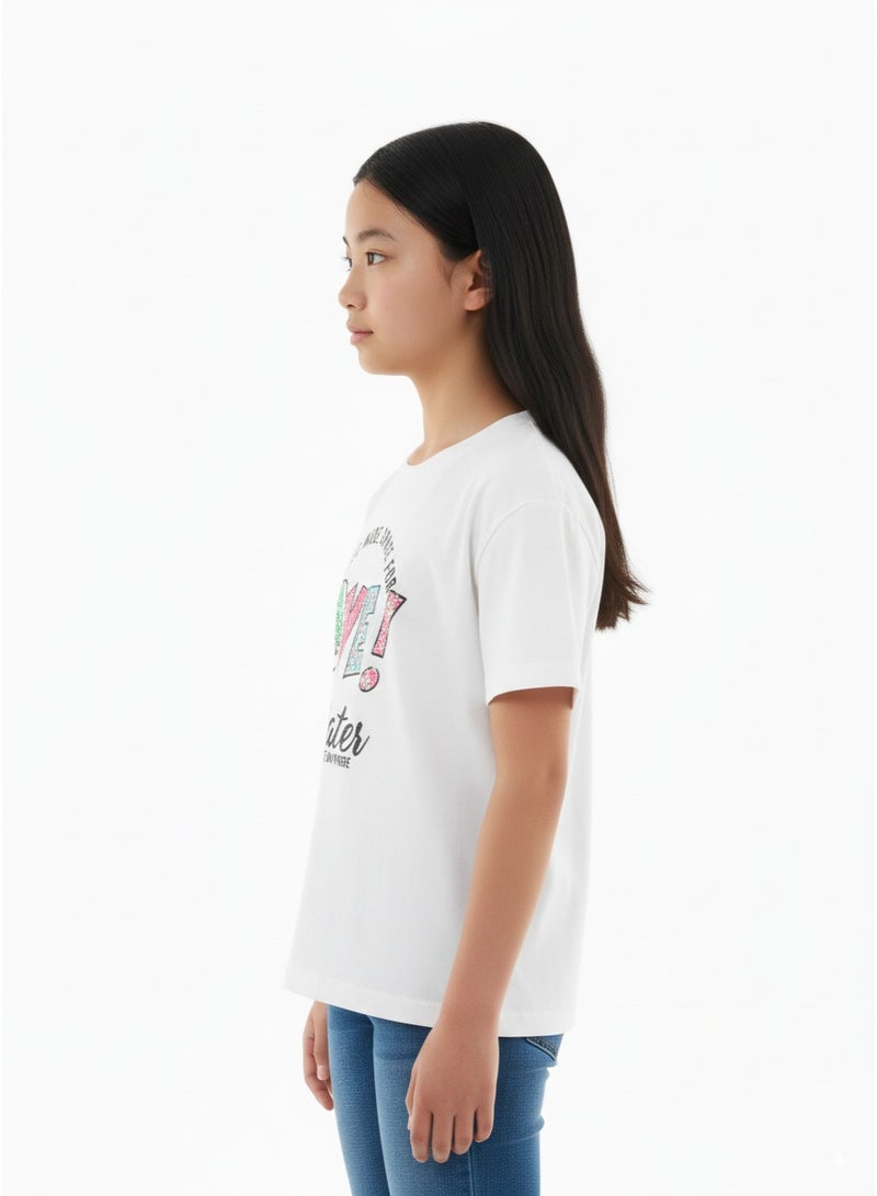 جوانا تي شيرت فتيات برقبة دائرية وأكمام قصيرة بطبعة "أحتاج إلى مساحة أكبر، وداعاً! متزلجة للتزلج في أي مكان" - أبيض - 4 سنوات - Image 2