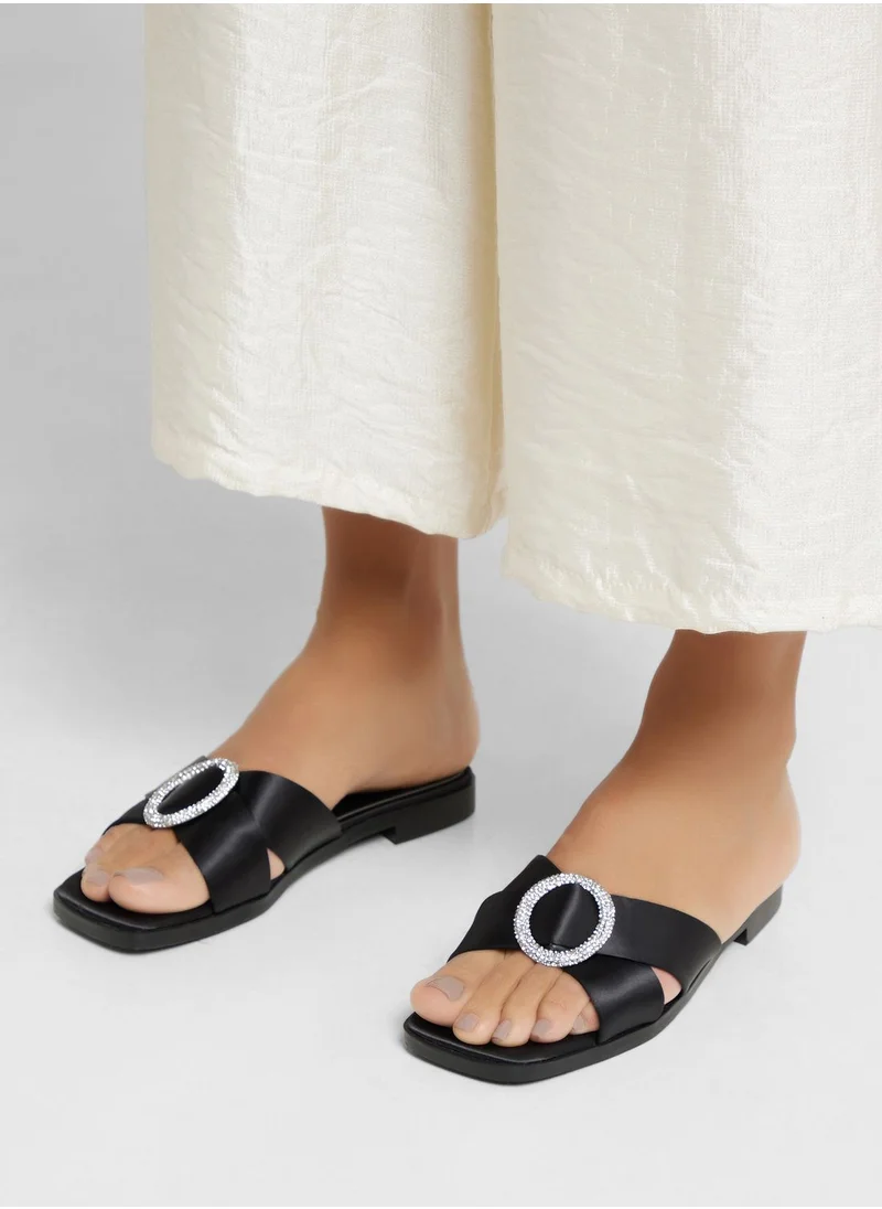 خزانة Encrusted Buckle Satin Flat Sandal
