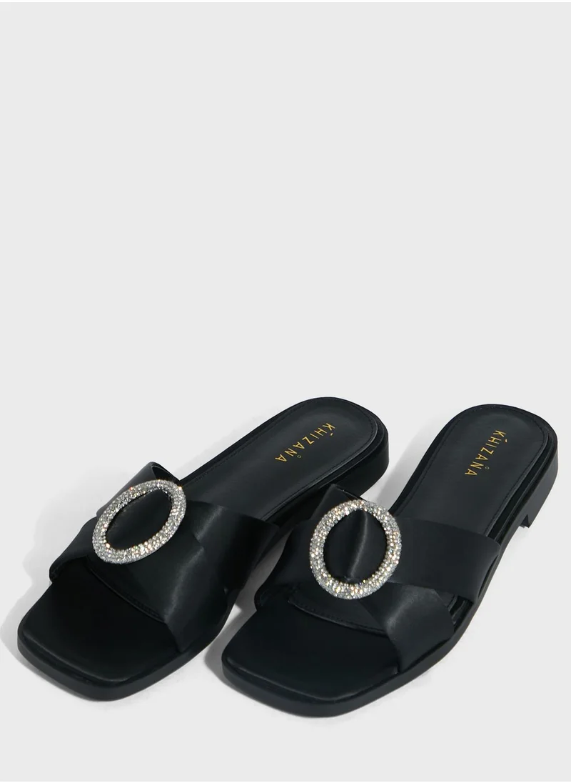 خزانة Encrusted Buckle Satin Flat Sandal