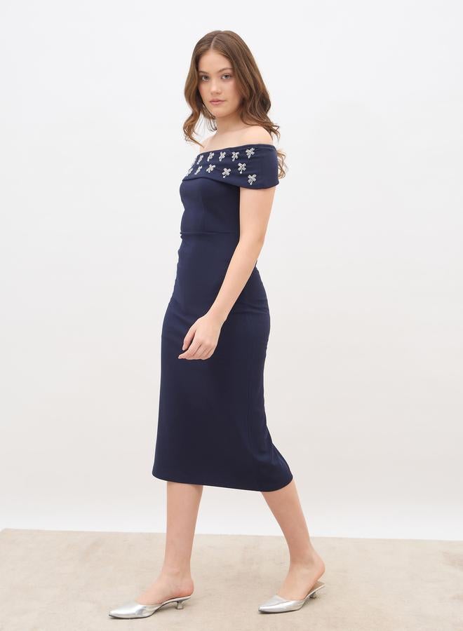 ستايلي فستان ميدي نسائي أزرق داكن مطرز بكتف مكشوف - Image 3