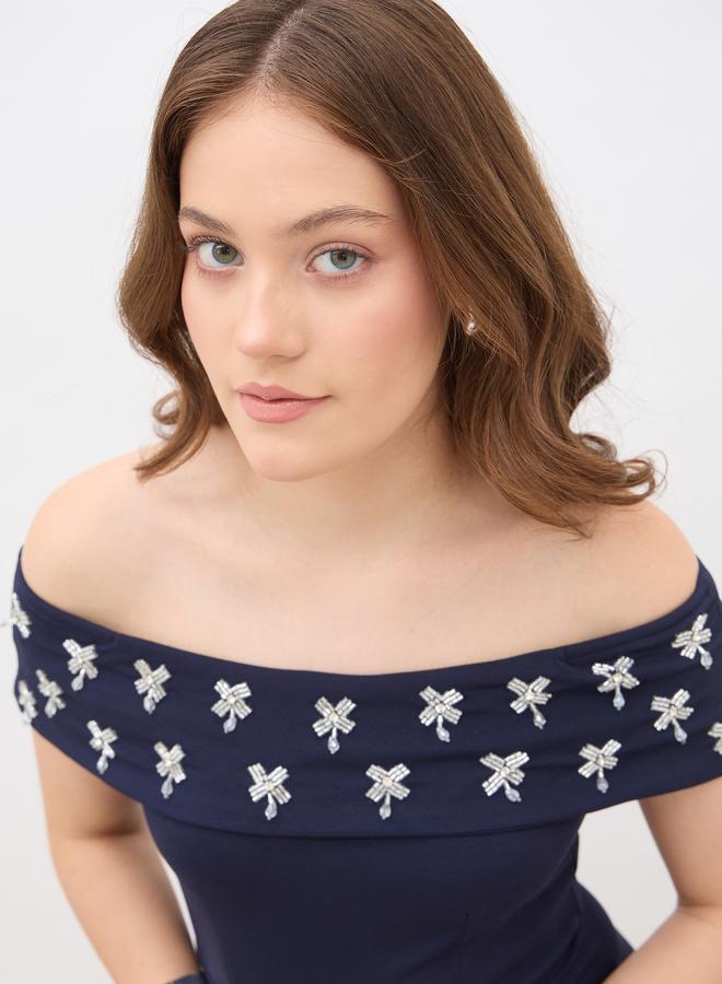 ستايلي فستان ميدي نسائي أزرق داكن مطرز بكتف مكشوف - Image 4