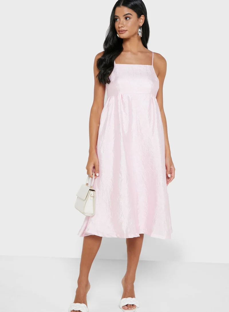 فيرو مودا فستان بكسرات وتنورة واسعة