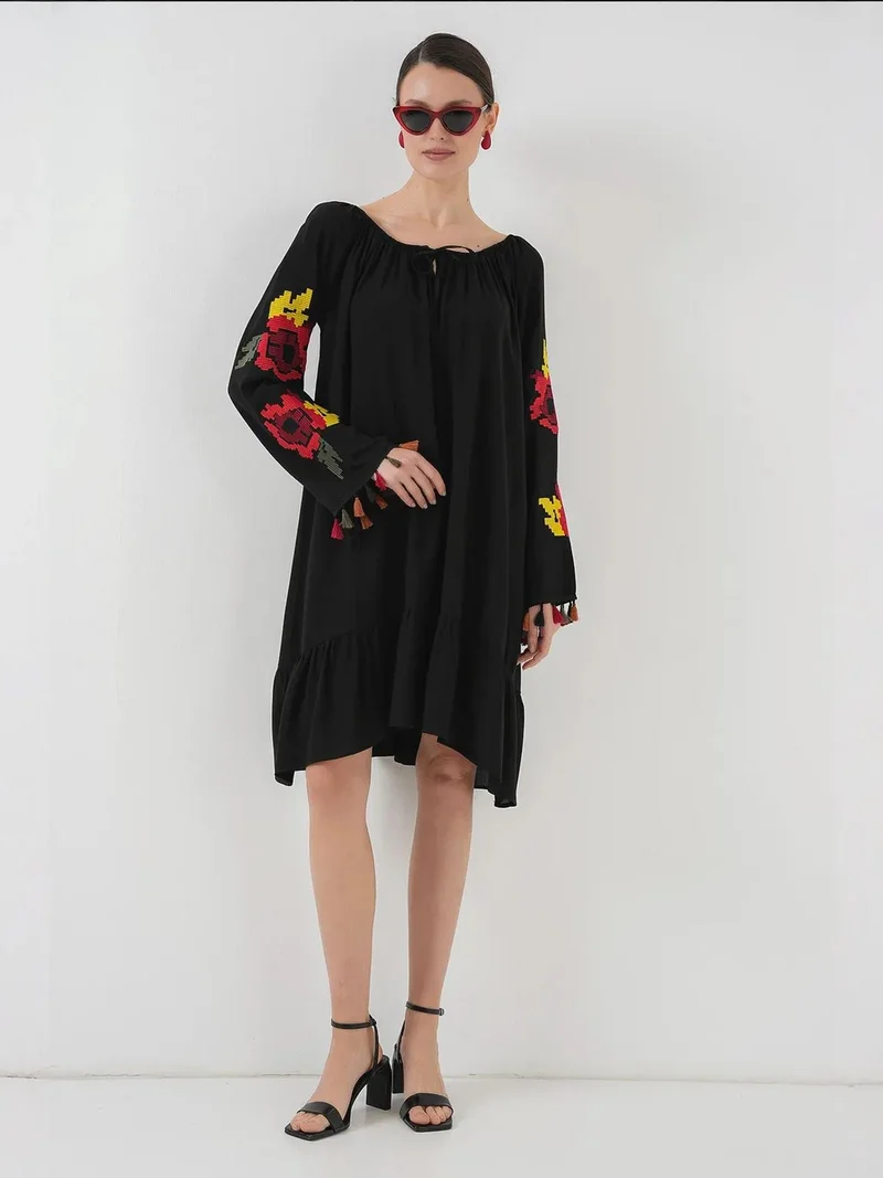 بيغ دارت فستان ميدي مطرز بياقة مكشكشة ورباط