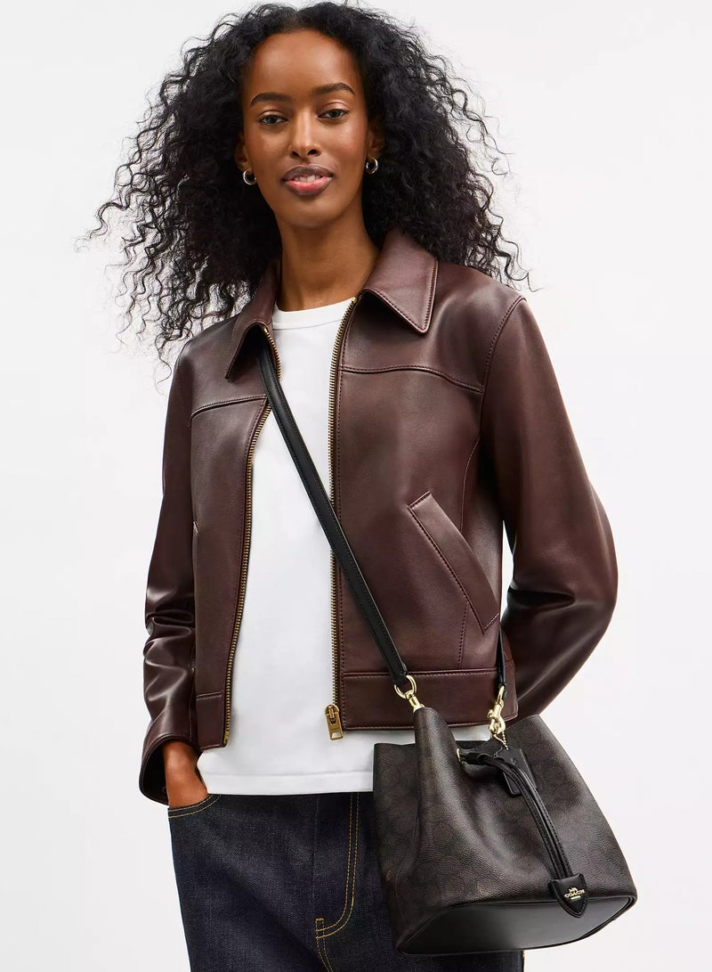 كوتش اوت ليت حقيبة كوتش روان دلو من القماش المميز مع حزام قابل للفصل، حقيبة كتف نسائية، حقيبة كروس نسائية، حقيبة توت نسائية، حقيبة يد نسائية، حقيبة سفر نسائية، لون الجوز الأسود - 22 سم - Image 5