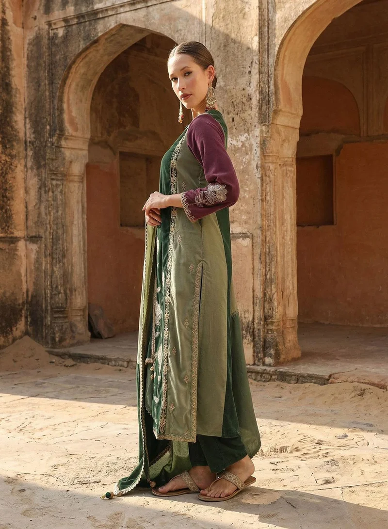 آي شين طقم كورتا مخملي مستقيم مطرز باللون الأخضر الغني