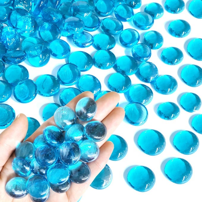 1 LB BLUE FLAT GLASS MARBLES FOR VASE 100 PCS GLASS PEBBLES BEADS DECORATIVE GLASS GEMS FOR VASE BOWL FISH TANK BIRDBATH FLORAL CRAFTS CENTERPIECES AND FIRE PIT