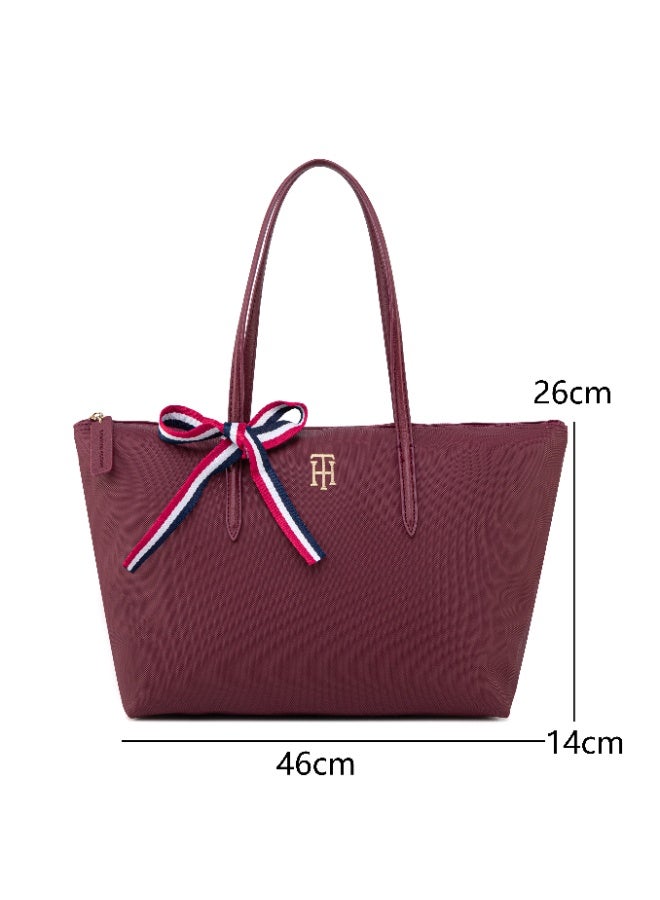 Tommy Hilfiger Denim حقيبة توتي لنساء من تومي هيلفيجر، حقيبة كتفية وفنية ومتعددة الاستخدامات مع شريط إشارات مميزة وعالية السعة للسفر والعمل والسباحة والرياضة - Image 5