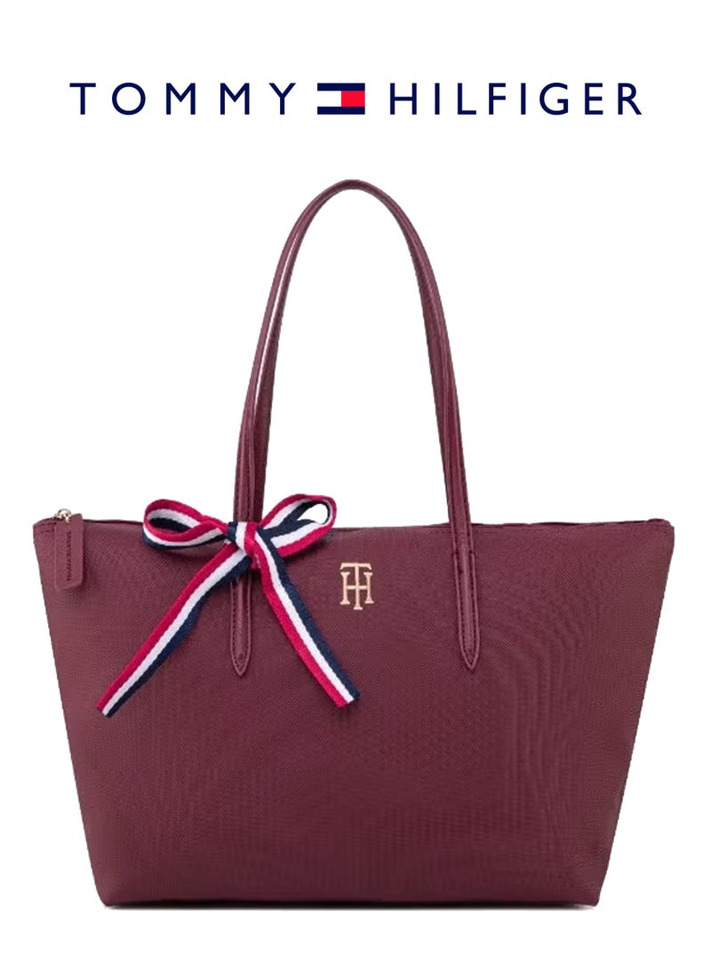 Tommy Hilfiger Denim حقيبة توتي لنساء من تومي هيلفيجر، حقيبة كتفية وفنية ومتعددة الاستخدامات مع شريط إشارات مميزة وعالية السعة للسفر والعمل والسباحة والرياضة - Image 1