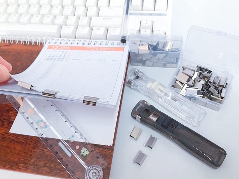 FEXONXA موزع مشبك ورق محمول يدوي مع 50 مشبك فولاذي مقاوم للصدأ – مجموعة مشابك قابلة لإعادة الاستخدام للمستندات، المكتب، المنزل، والمدرسة (1 قطعة دباسة + 50 مشبك) - Image 4