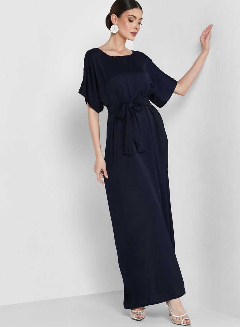 هيا كلوزيت فستان مزين بأحجار لامعة وحزام - Image 1