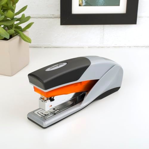 Swingline مُدبِّس سوينغلاين، سعة 25 ورقة، أوبتيما 25، خالي من التكتل، جهد مُخفَّض، مقبض ناعم، برتقالي ورمادي (66402) - Image 2