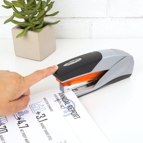 Swingline مُدبِّس سوينغلاين، سعة 25 ورقة، أوبتيما 25، خالي من التكتل، جهد مُخفَّض، مقبض ناعم، برتقالي ورمادي (66402) - Image 3