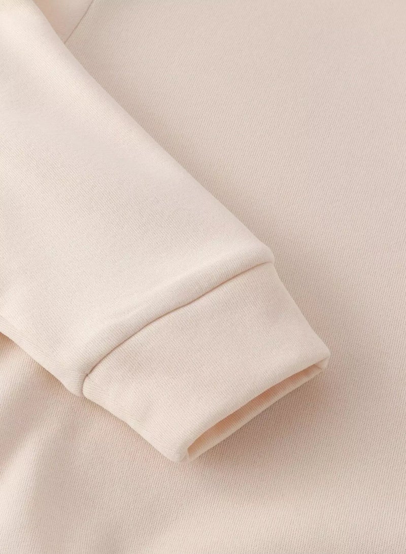 سويت شيرت بكتف منسدل مع أحرف جرافيكية - Image 4