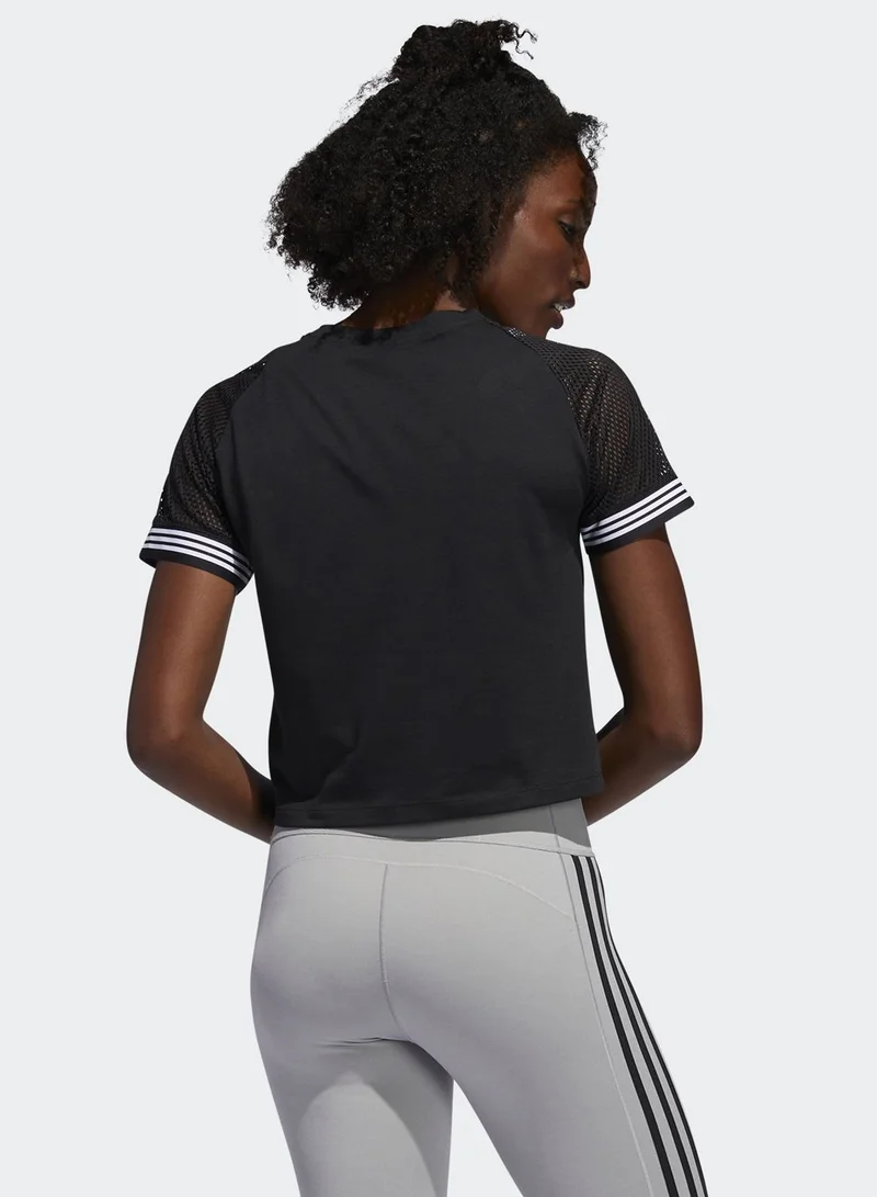 adidas تيشيرت مزين بخطوط الماركة الثلاثة