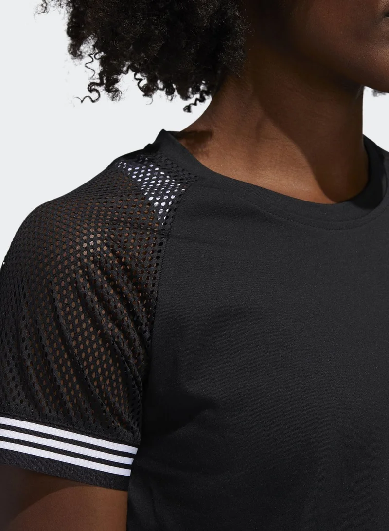 adidas تيشيرت مزين بخطوط الماركة الثلاثة
