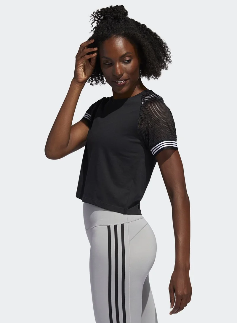 adidas تيشيرت مزين بخطوط الماركة الثلاثة