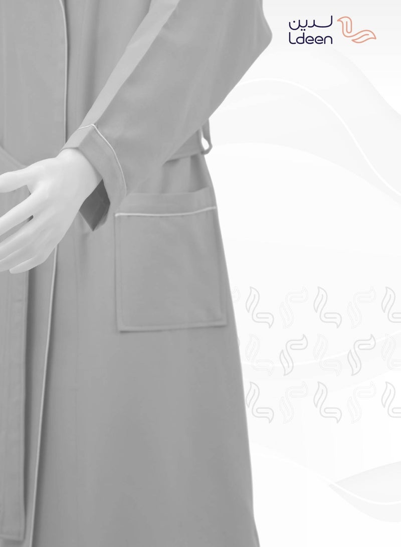 لدين روب مايكروفايبر فائق الامتصاص وسريع الجفاف باللون الأبيض الجذاب ، يمنحك راحة مثالية بعد الاستحمام مناسب للسفر. تصميم أنيق وخفيف يسهل حمله في حقيبته المميزة، ليكون رفيقك المثالي في الرحلات أو الاستخدام اليومي. يجمع بين الفخامة ، وسهولة العناية. - Image 4