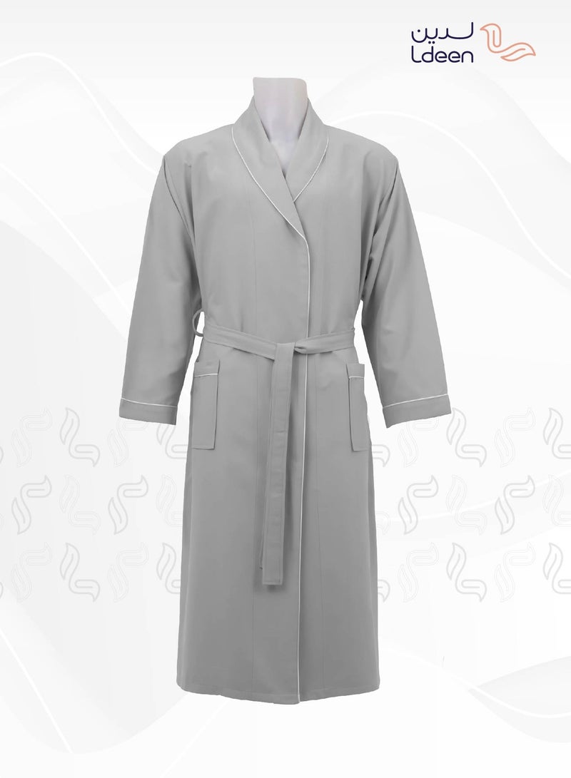 لدين روب مايكروفايبر فائق الامتصاص وسريع الجفاف باللون الأبيض الجذاب ، يمنحك راحة مثالية بعد الاستحمام مناسب للسفر. تصميم أنيق وخفيف يسهل حمله في حقيبته المميزة، ليكون رفيقك المثالي في الرحلات أو الاستخدام اليومي. يجمع بين الفخامة ، وسهولة العناية. - Image 3