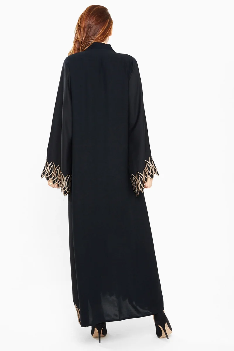 النخبة عباءة كلاسيكية باللون الكحلي مع تطريز أوراق بني