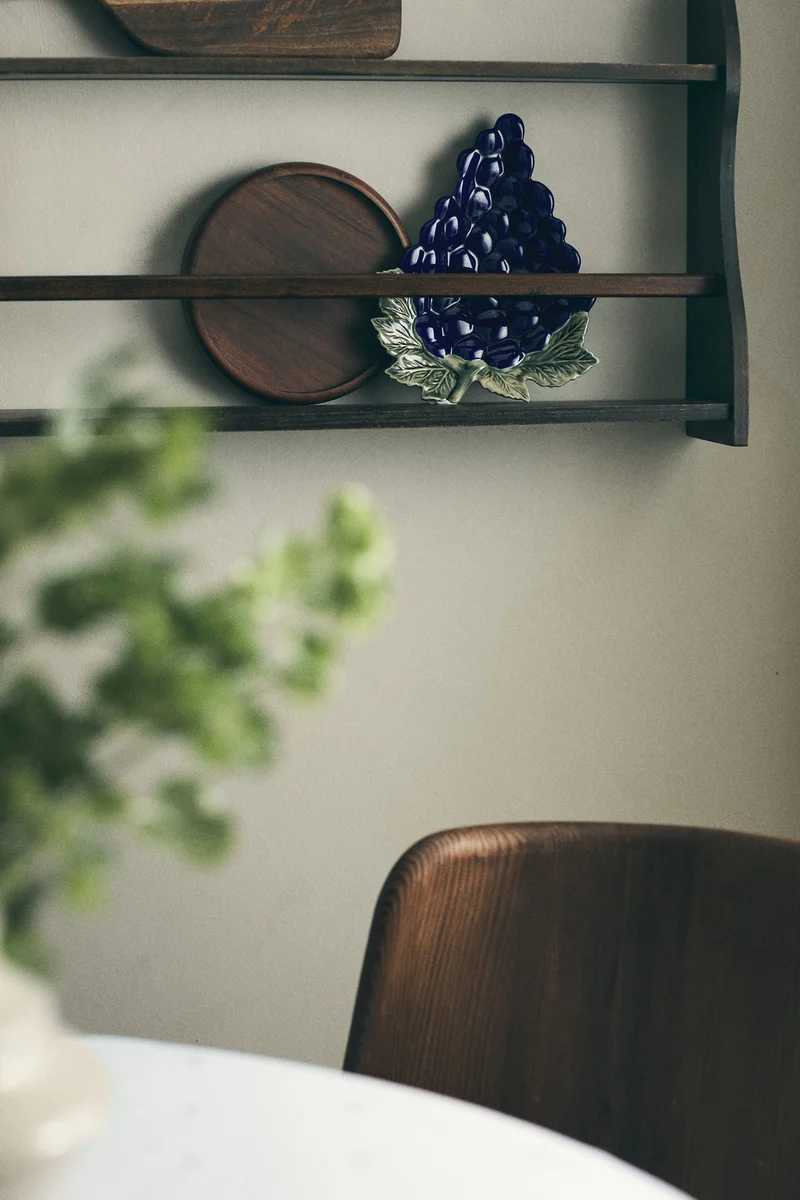 اتش اند ام صحن تقديم من الفخار بتصميم مجسم.