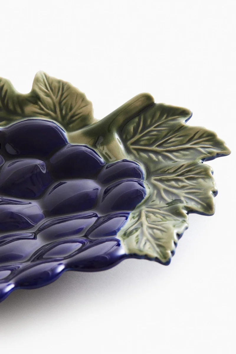 اتش اند ام صحن تقديم من الفخار بتصميم مجسم.