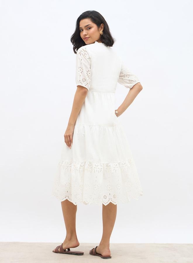 ستايلي فستان ميدي نسائي أبيض بأكمام منفوشة وتفاصيل شيفلي وطبقات - Image 5