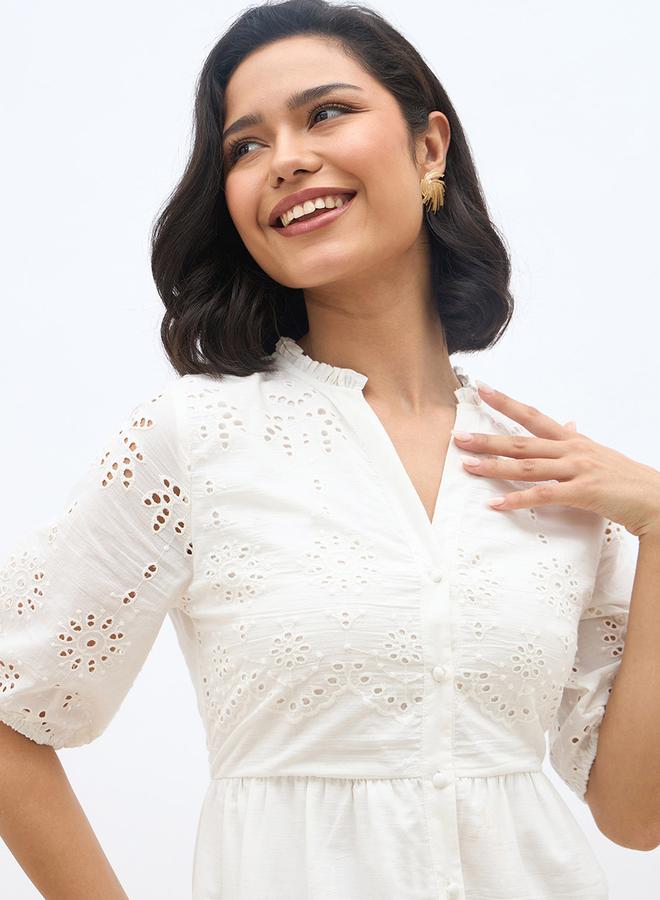 ستايلي فستان ميدي نسائي أبيض بأكمام منفوشة وتفاصيل شيفلي وطبقات - Image 4