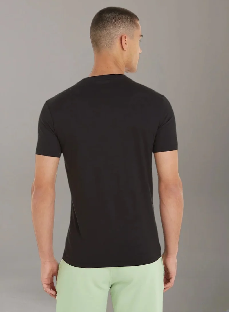 كالفن كلاين جينز تيشرت بقصة سليم مزين بشعار كلفن كلاين