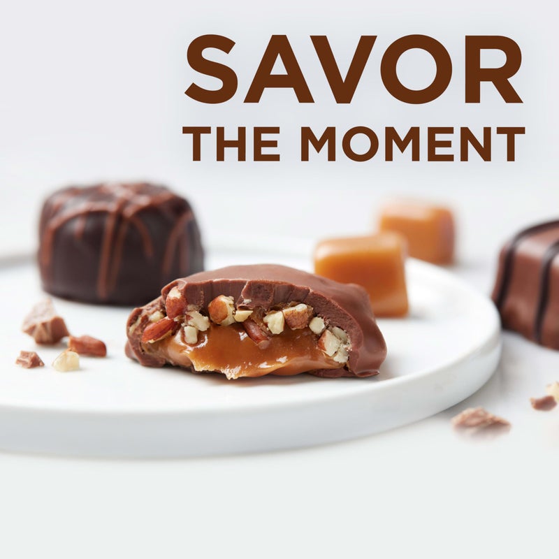 Russell Stover حلوى راسل ستوفر بالكراميل والمكسرات في الشوكولاتة بالحليب والداكنة، صندوق هدايا شوكولاتة لعيد الأم، 9.4 أونصة - Image 4